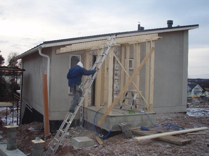 stommen till vindfang 43117 hus 2.JPG - uppförande av stommen till vindfång